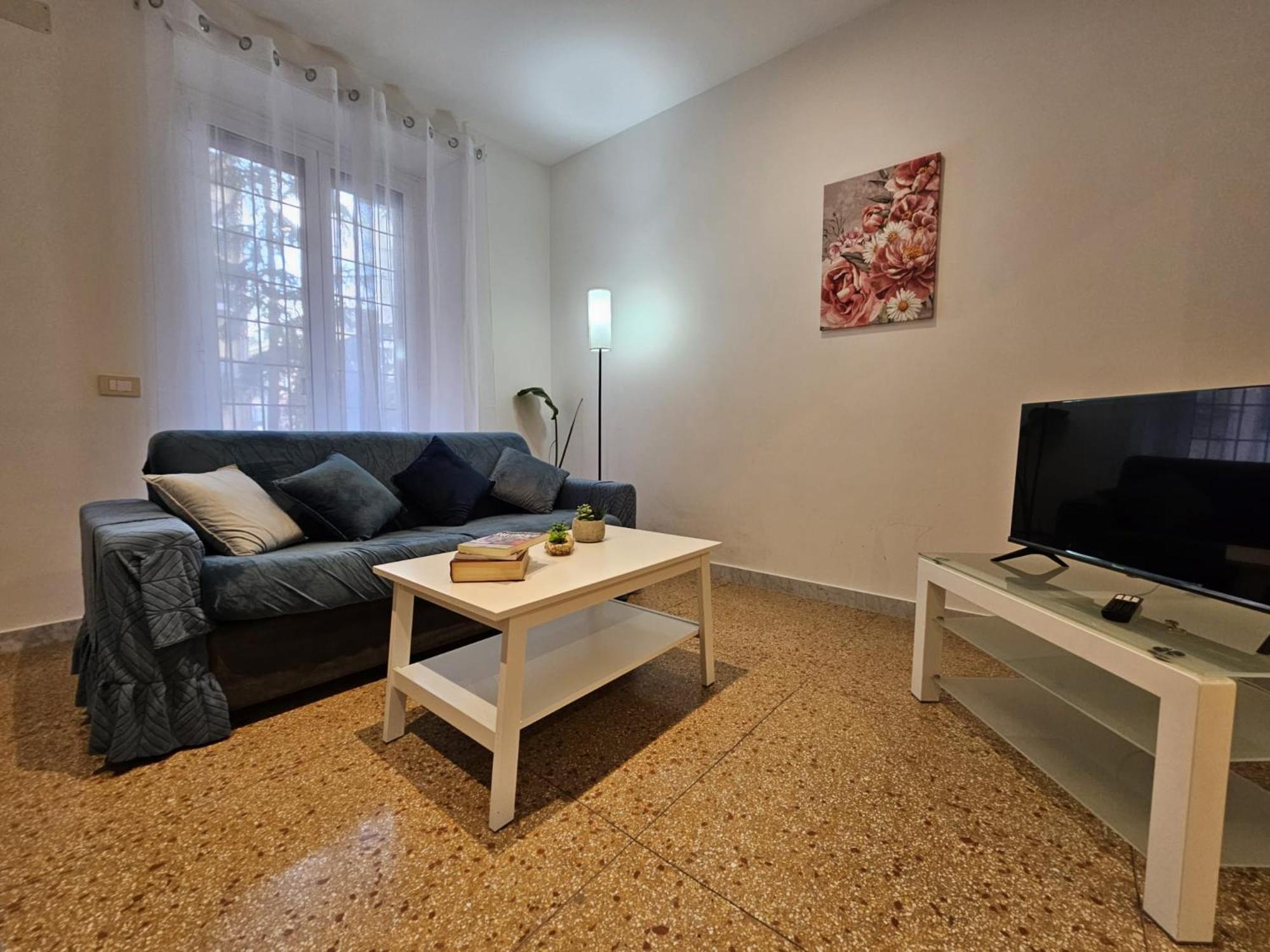 Apartment Be Your - Isabella Bright Rom